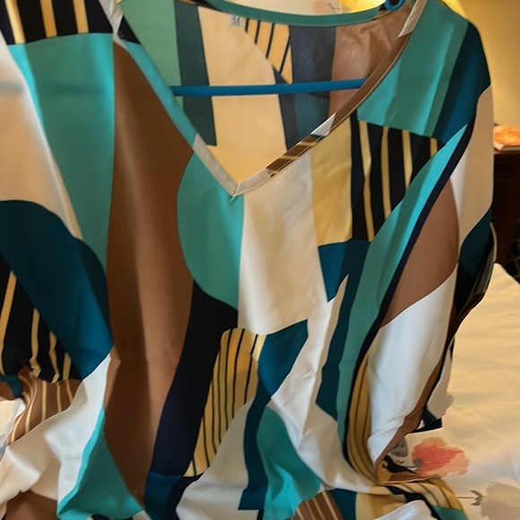 Selling a beautiful blouse size medium - Picture 2 of 5